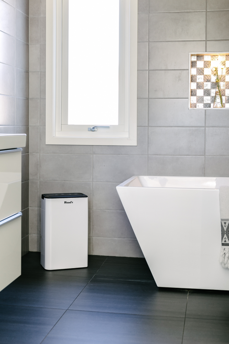 Luftavfuktare Woods MDK11 - Står i ett badrum