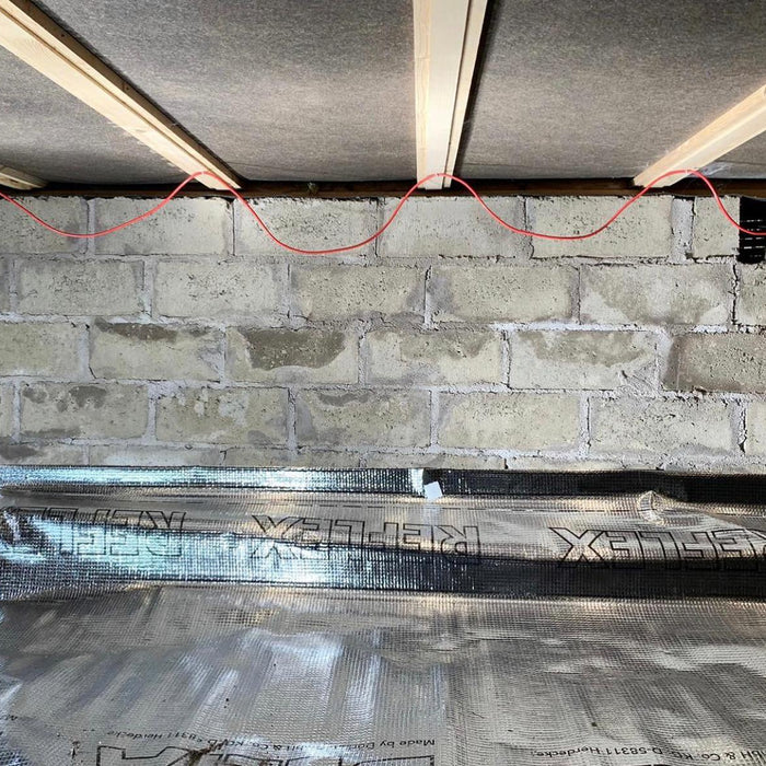 Här ser ni en värmekabel (TVK30m) i en krypgrund.